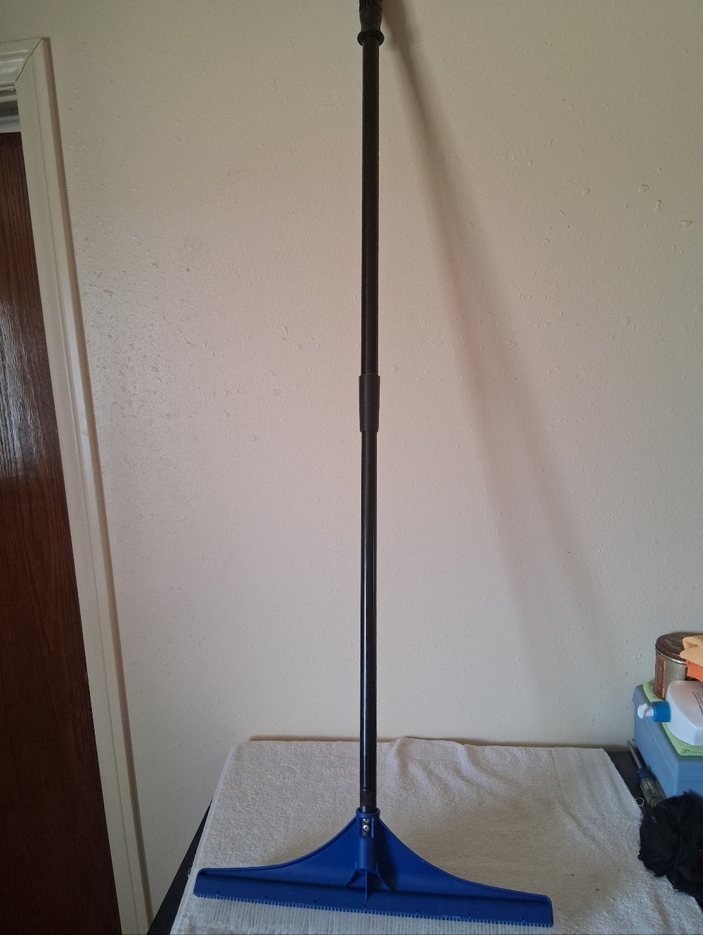 New 18" Carpet Rake 51" Telescope Handle Plastic Light Weight Black Blue Nwot - Picture 4 of 8